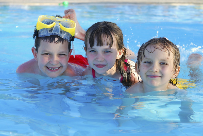 Bambini e piscina: come sfruttare i benefici del nuoto in tutta sicurezza