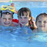 Bambini e piscina: come sfruttare i benefici del nuoto in tutta sicurezza