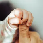 Battesimo: cosa regalare al padrino o alla madrina? Idee e consigli utili